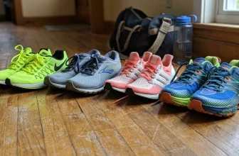 Six paires de chaussures de sport alignées sur parquet