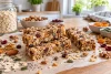 Barres de céréales maison avec avoine, noix et fruits secs visibles