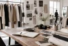 Bureau éditorial mode avec vêtements, carnet et appareil photo