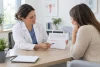 Professionnelle de santé expliquant un calendrier de suivi de fertilité non lisible