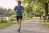 Adulte courant tranquillement sur un chemin plat dans un parc