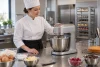 Pâtissier utilisant un robot générique sur un plan de travail stable